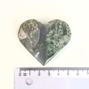 Agat Mos Hjerte Krystal Sten på hvid baggrund med lineal