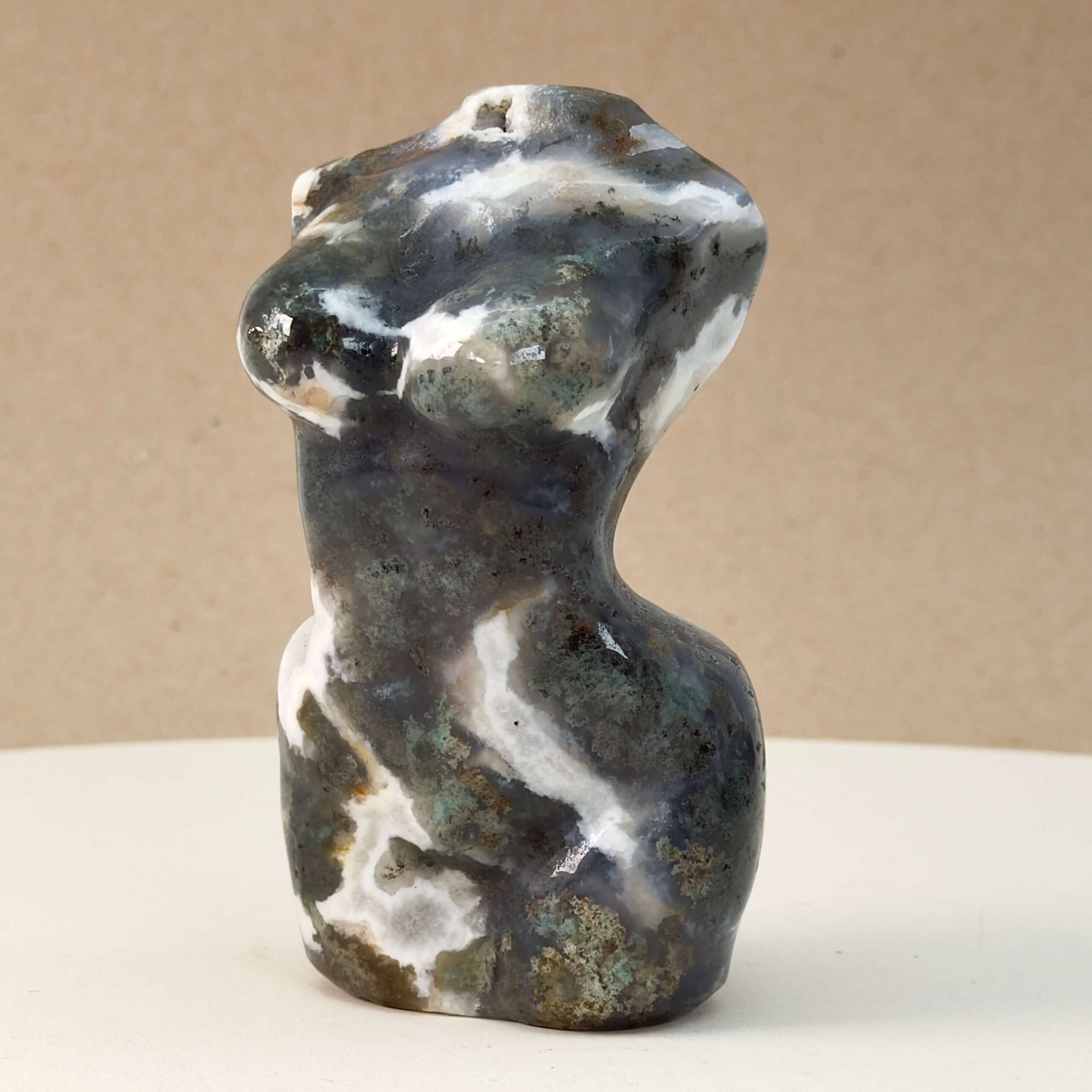 Agat Mos Kvindekrop krystal sten på brun baggrund