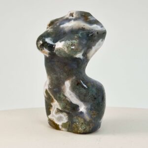 Agat Mos Kvindekrop krystal sten på hvid baggrund