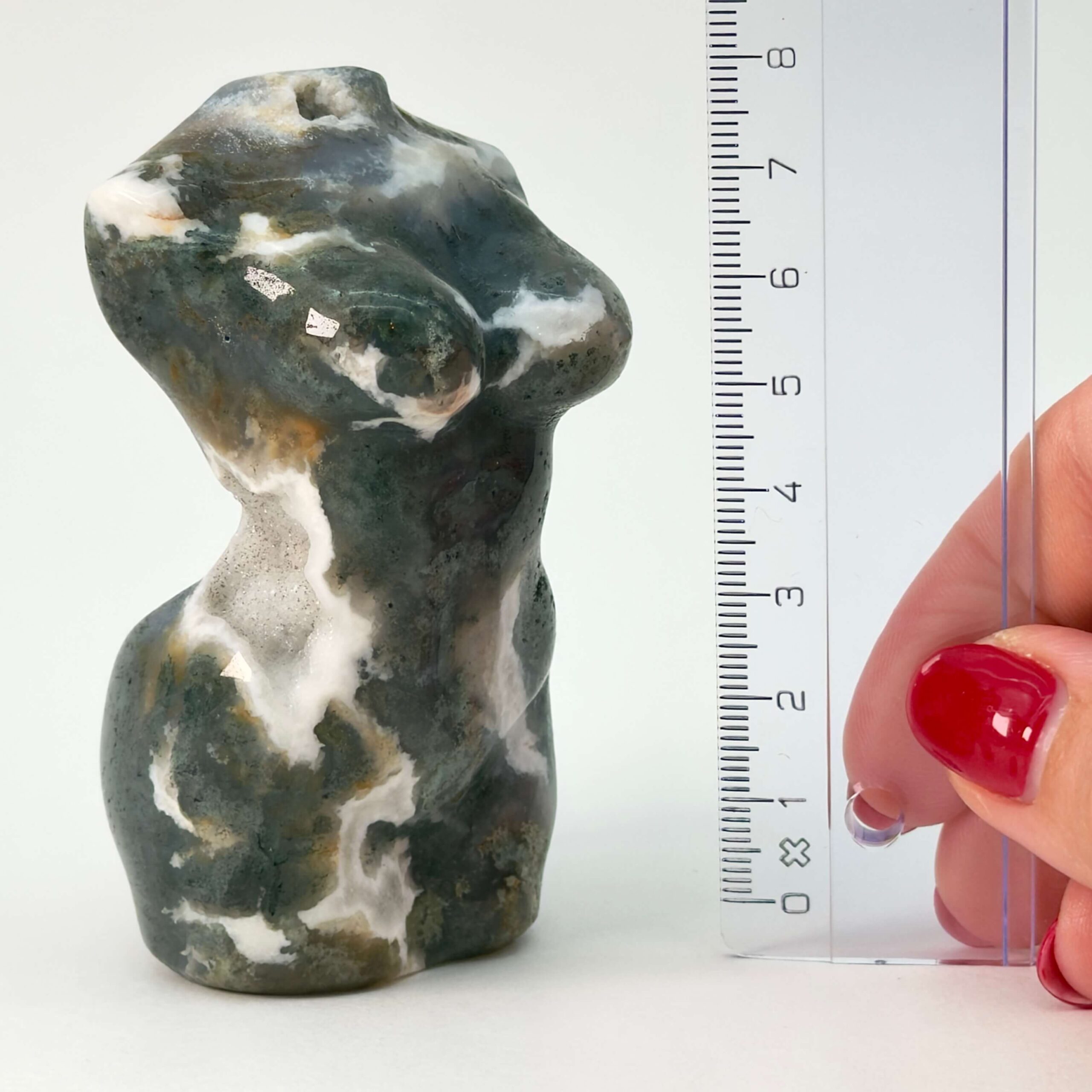 Agat Mos Kvindekrop krystal sten med lineal på hvid baggrund
