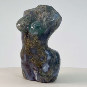 Agat Mos Kvindekrop krystal sten på hvid baggrund