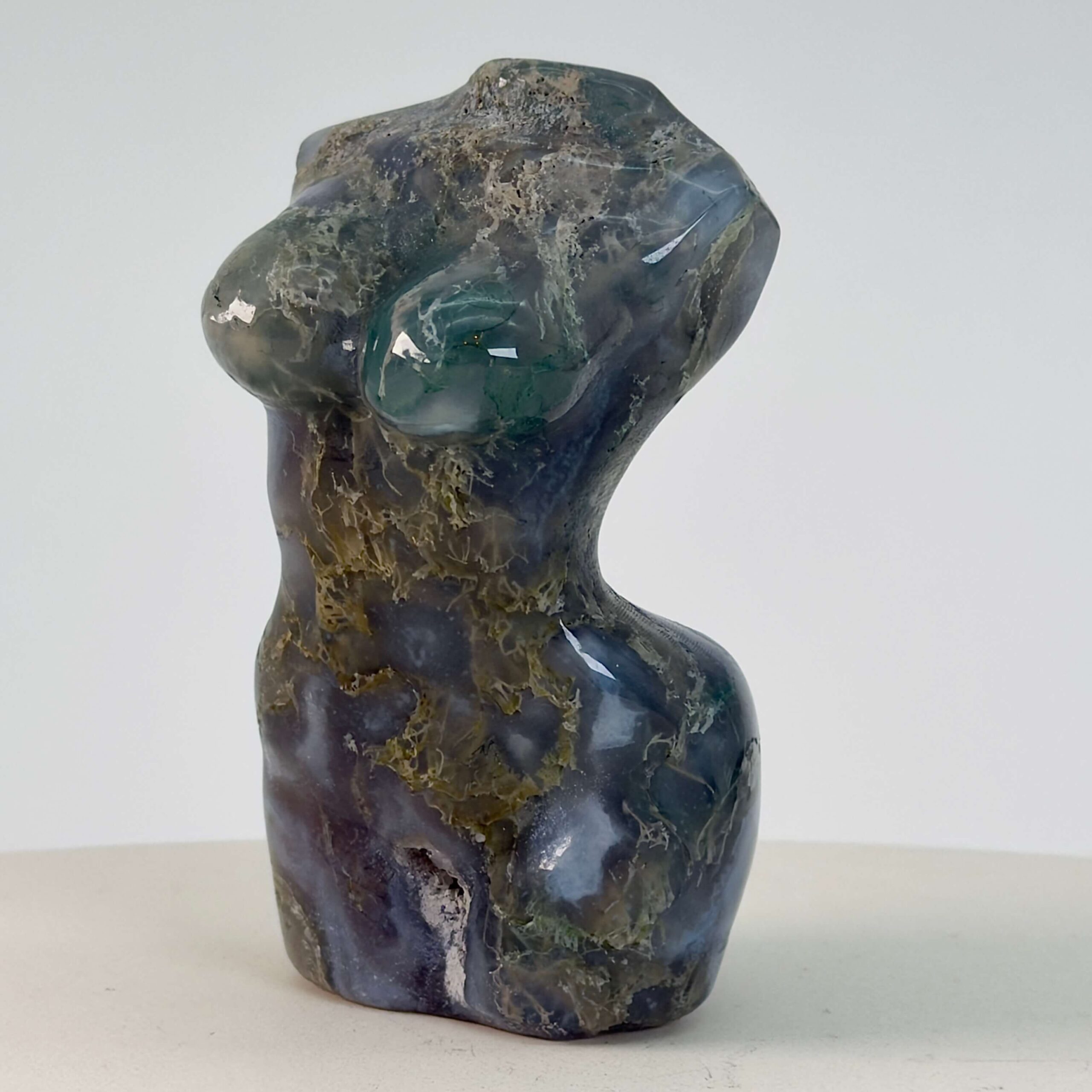 Agat Mos Kvindekrop krystal sten på hvid baggrund