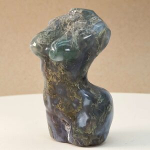 Agat Mos Kvindekrop krystal sten på brun baggrund