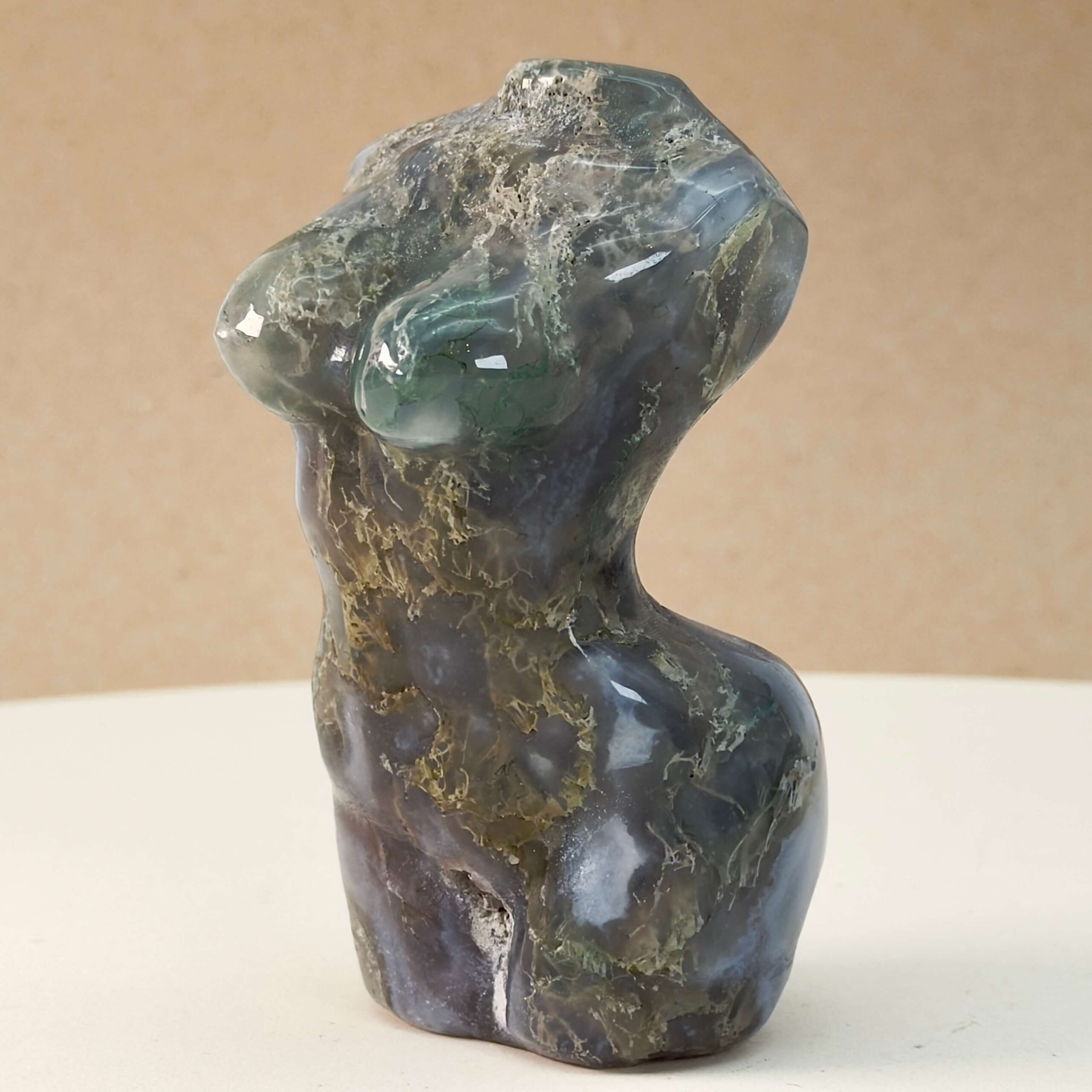 Agat Mos Kvindekrop krystal sten på brun baggrund