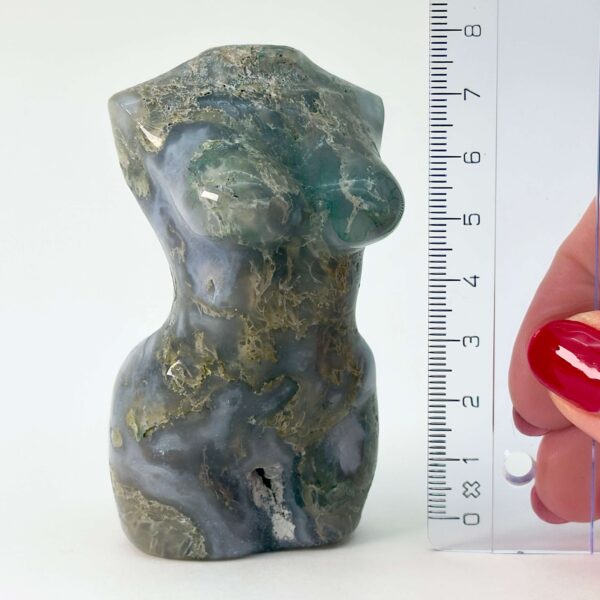 Agat Mos Kvindekrop krystal sten med lineal på hvid baggrund