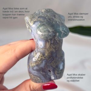 Agat Mos Kvindekrop krystal sten i hånd på hvid baggrund med tags