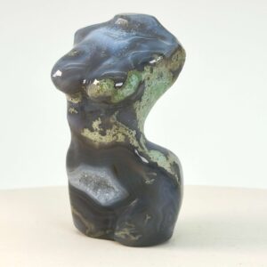 Agat Mos Kvindekrop krystal sten på hvid baggrund