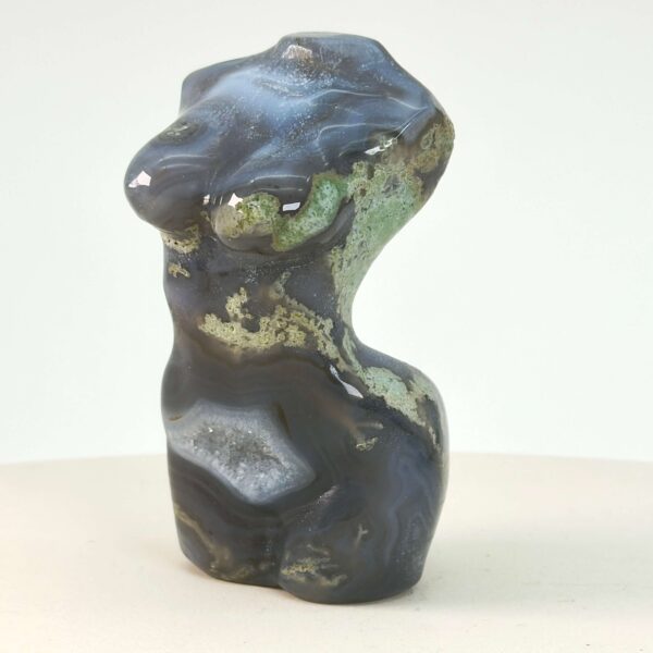 Agat Mos Kvindekrop krystal sten på hvid baggrund