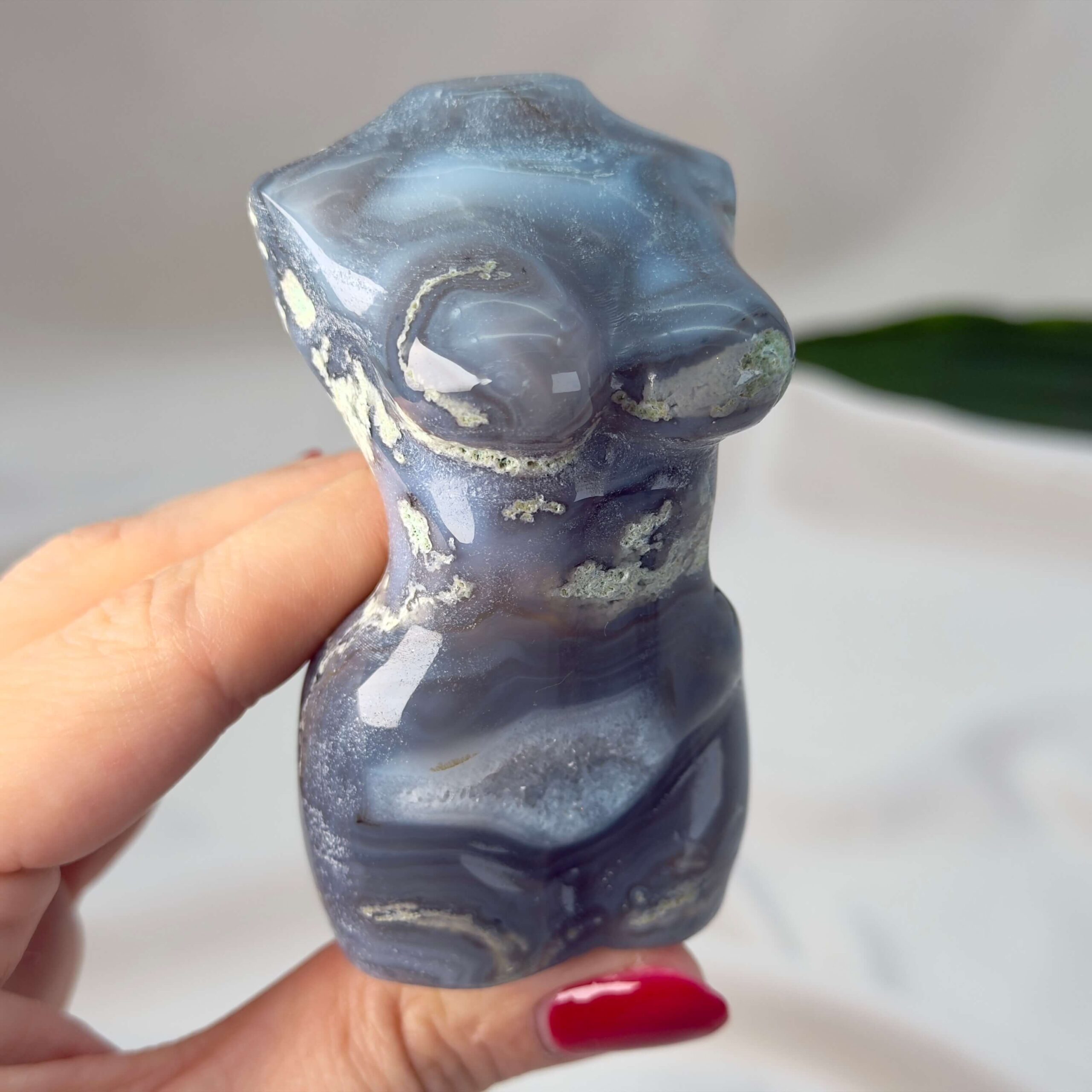 Agat Mos Kvindekrop krystal sten i hånd på hvid baggrund