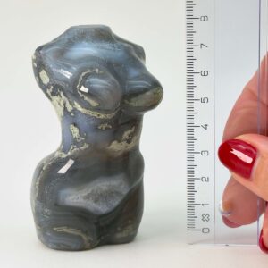 Agat Mos Kvindekrop krystal sten med lineal på hvid baggrund