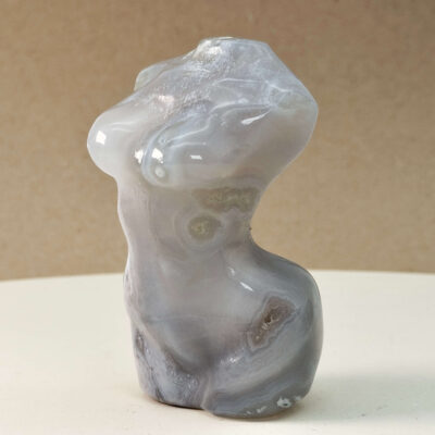 Agat Mos Kvindekrop krystal sten på brun baggrund