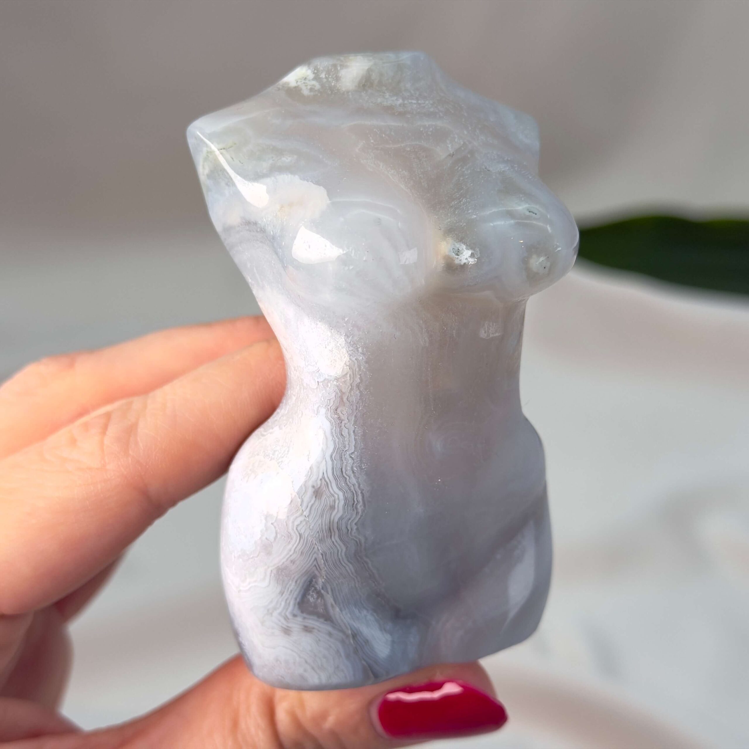 Agat Mos Kvindekrop krystal sten i hånd på hvid baggrund