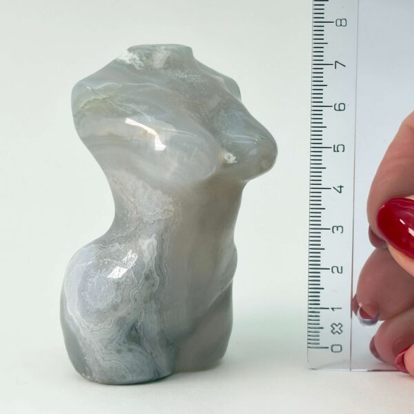 Agat Mos Kvindekrop krystal sten med lineal på hvid baggrund