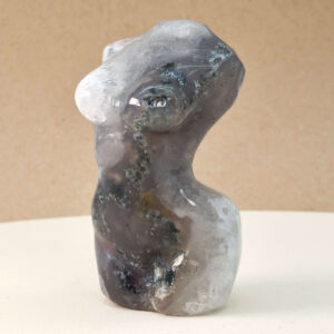 Agat Mos Kvindekrop krystal sten på brun baggrund