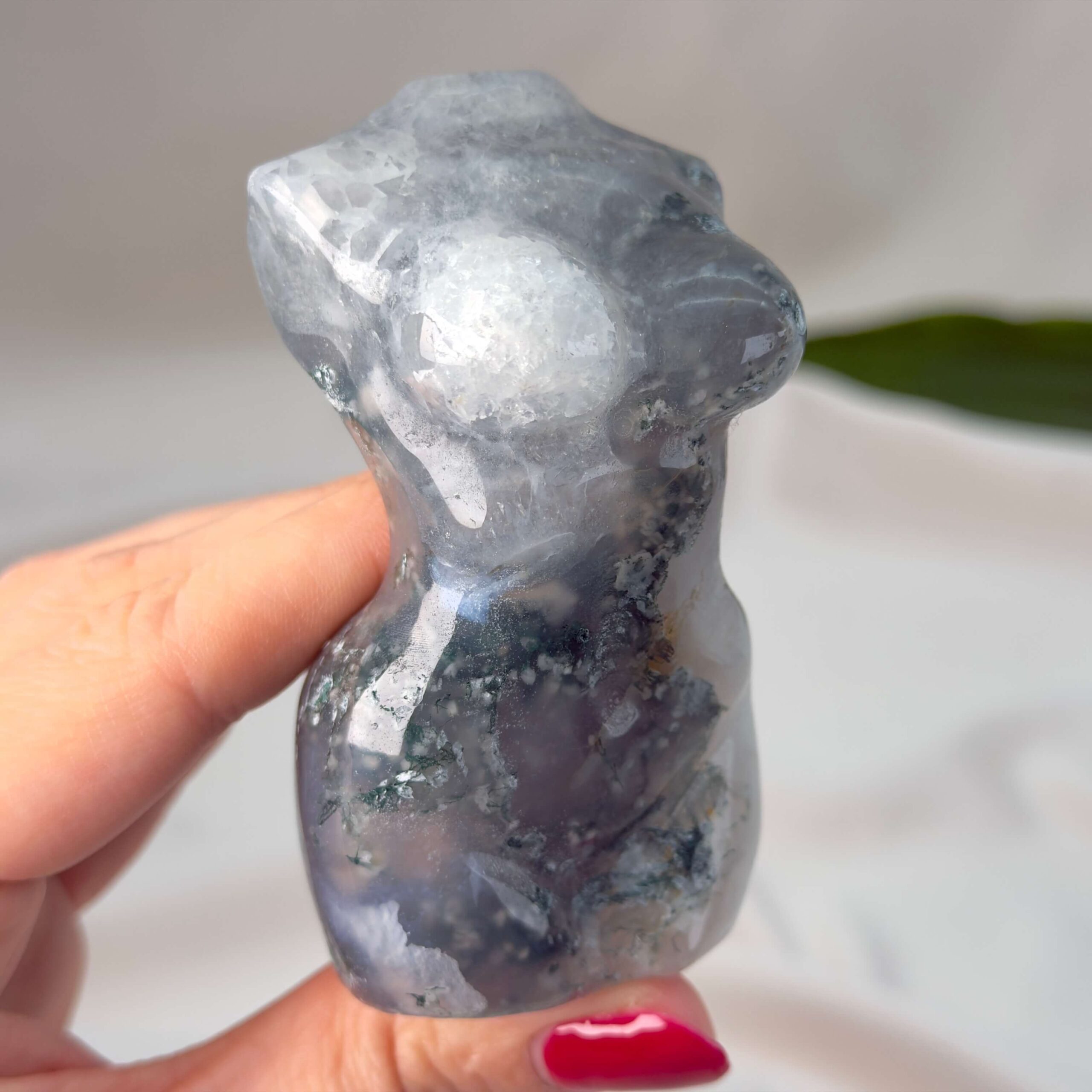 Agat Mos Kvindekrop krystal sten i hånd på hvid baggrund