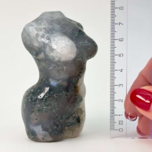 Agat Mos Kvindekrop krystal sten med lineal på hvid baggrund