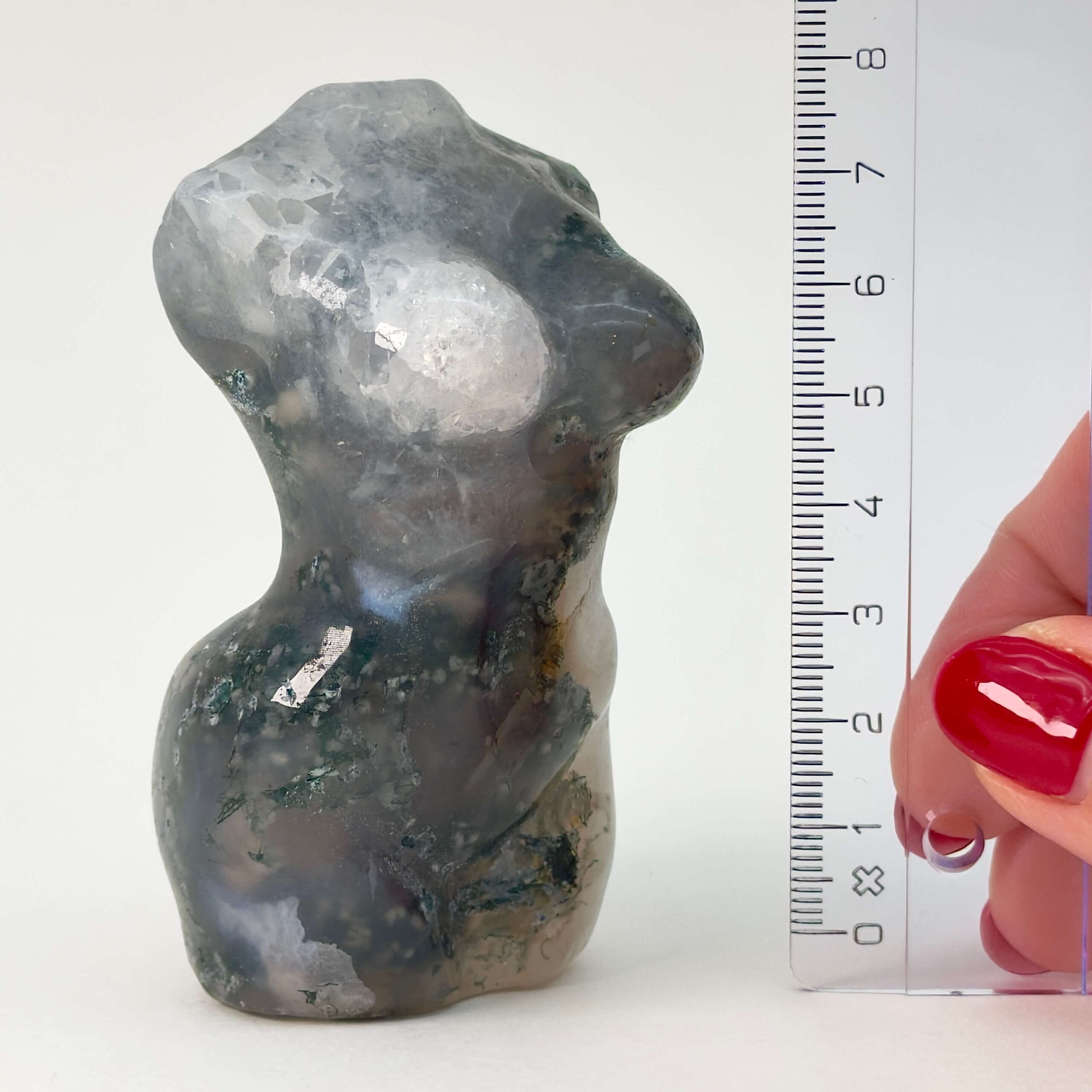 Agat Mos Kvindekrop krystal sten med lineal på hvid baggrund
