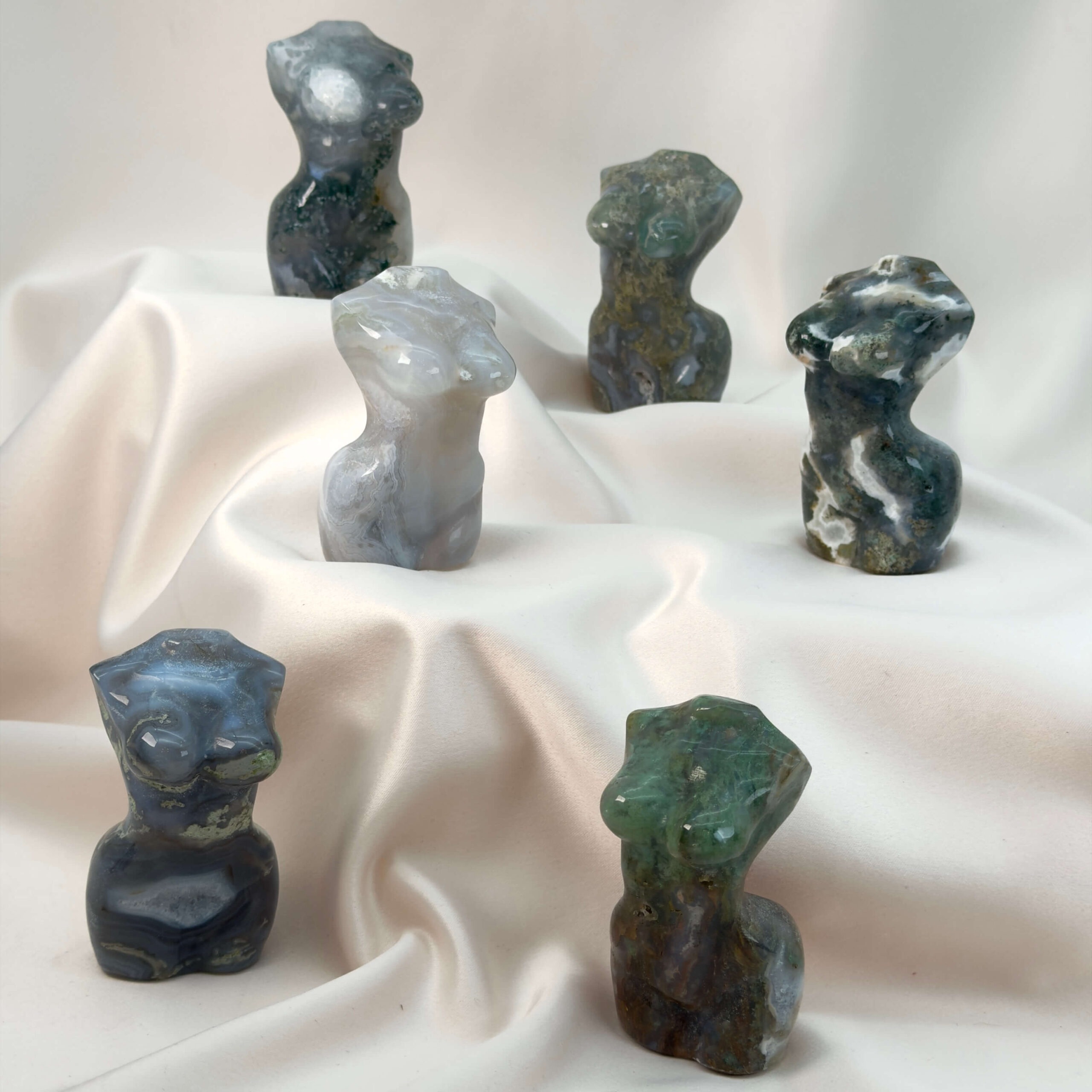 Agat Mos Kvindekrop krystal sten samling på hvid baggrund