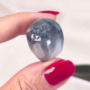 Agat Mos Lommesten Krystal Sten i hånd på hvid baggrund