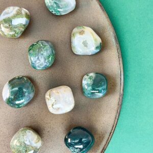 Agat Mos Lommesten Krystal Sten Samling på sort og grøn baggrund