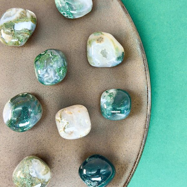 Agat Mos Lommesten Krystal Sten Samling på sort og grøn baggrund