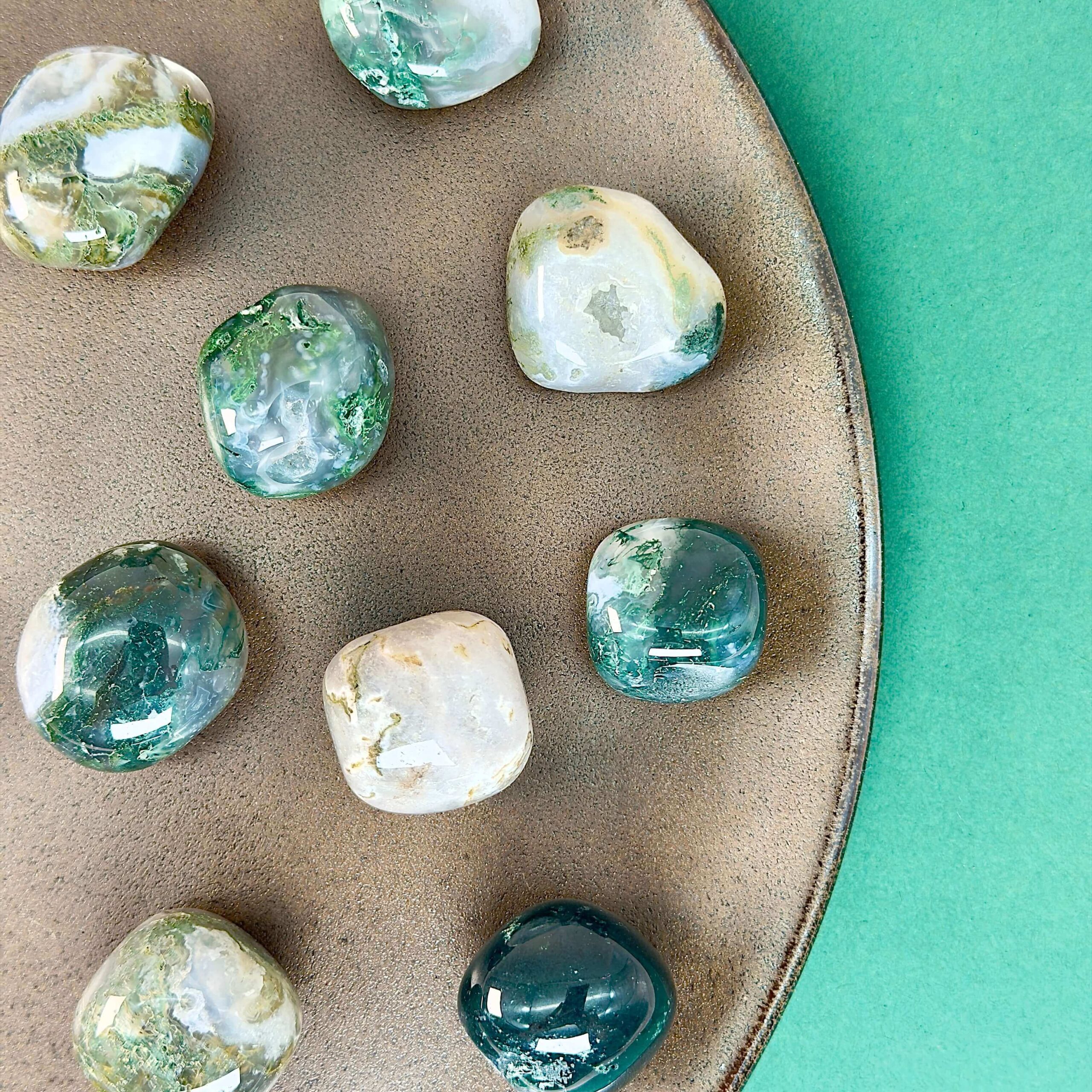 Agat Mos Lommesten Krystal Sten Samling på sort og grøn baggrund