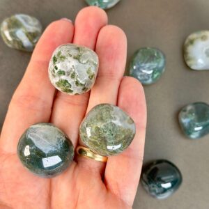 Agat Mos Lommesten Krystal Sten i hånd på sort baggrund