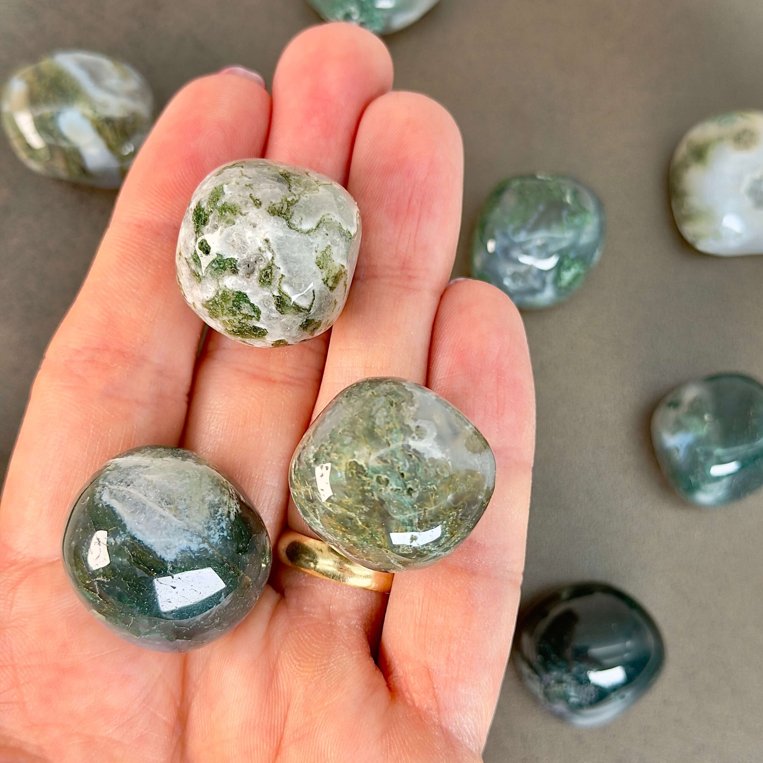 Agat Mos Lommesten Krystal Sten i hånd på sort baggrund