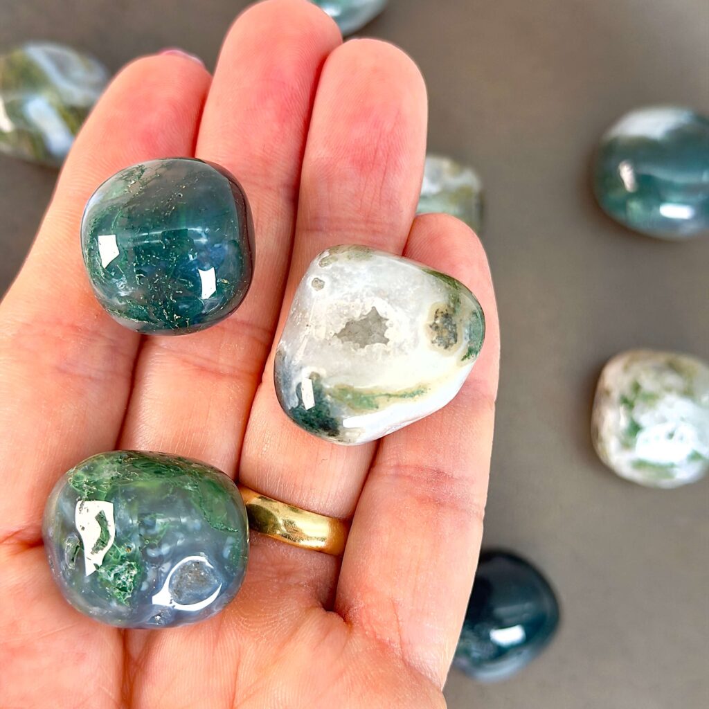 Krystaller og deres betydning 25 Mos agat lommesten med klare og mælkehvide områder gennemvævet af grønne moslignende mønstre. En krystal der ofte forbindes med natur, balance og ny begyndelse.