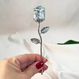 Agat Mos Rose med sølvfarvet stilk krystal sten i hånd