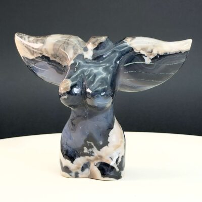 Agat Volcano Kvindekrop med vinger krystal sten på sort baggrund