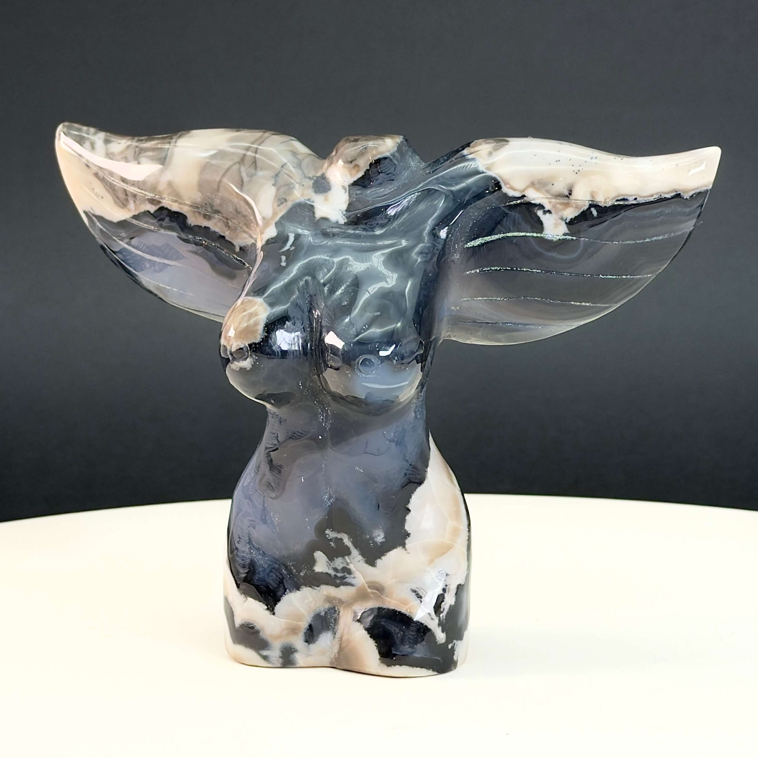 Agat Volcano Kvindekrop med vinger krystal sten på sort baggrund