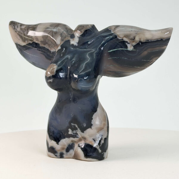 Agat Volcano Kvindekrop krystal sten på hvid baggrund