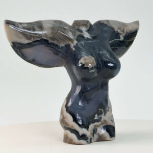 Agat Volcano Kvindekrop krystal sten på hvid baggrund