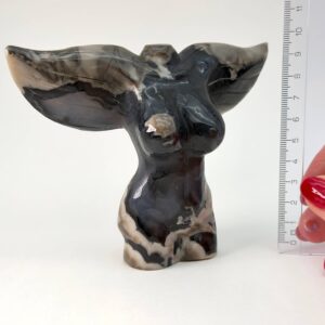 Agat Volcano Kvindekrop krystal sten med lineal på hvid baggrund