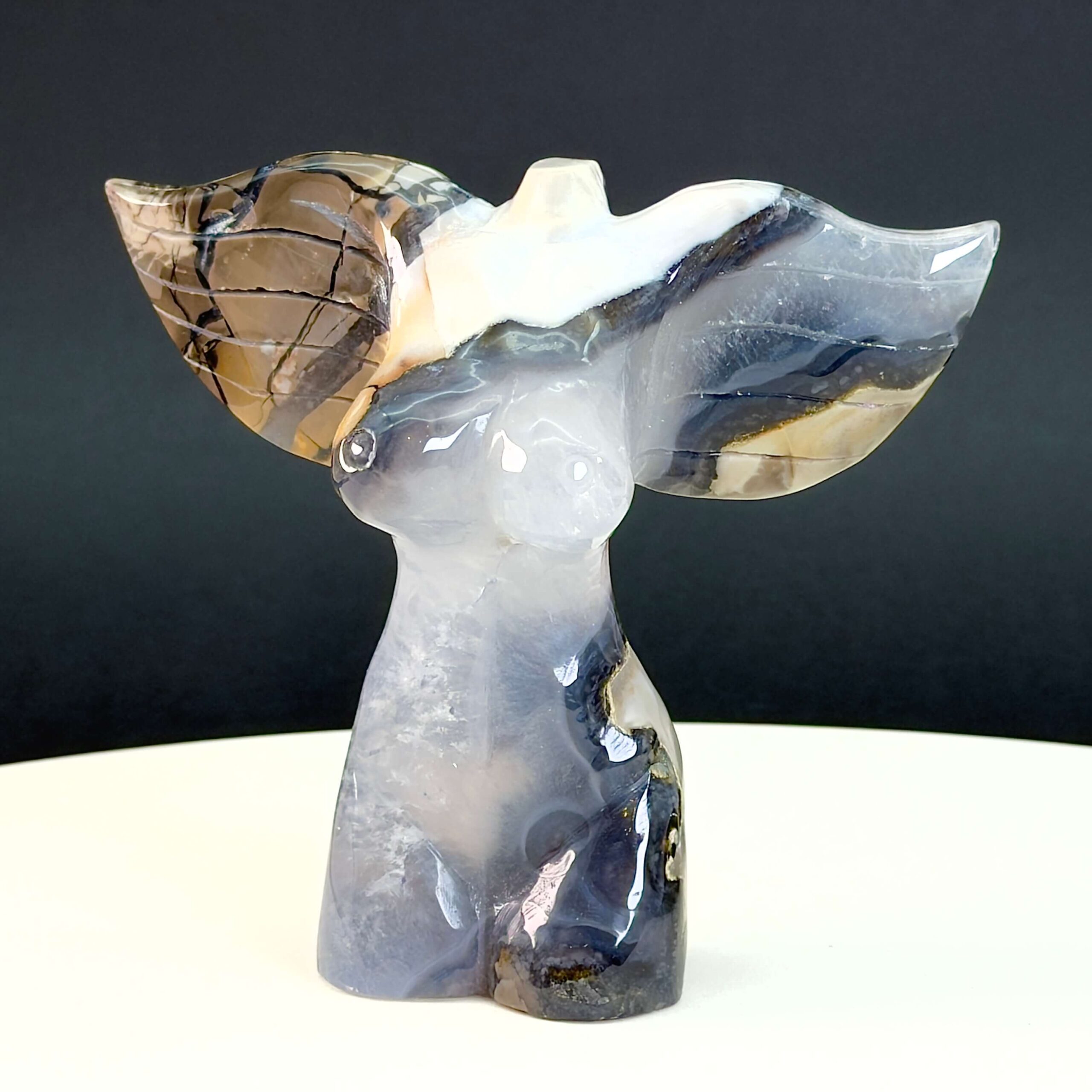 Agat Volcano Kvindekrop med vinger krystal sten på sort baggrund