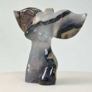 Agat Volcano Kvindekrop krystal sten på hvid baggrund