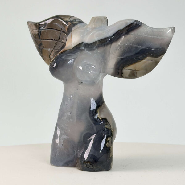 Agat Volcano Kvindekrop krystal sten på hvid baggrund