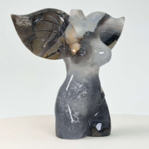 Agat Volcano Kvindekrop krystal sten på hvid baggrund