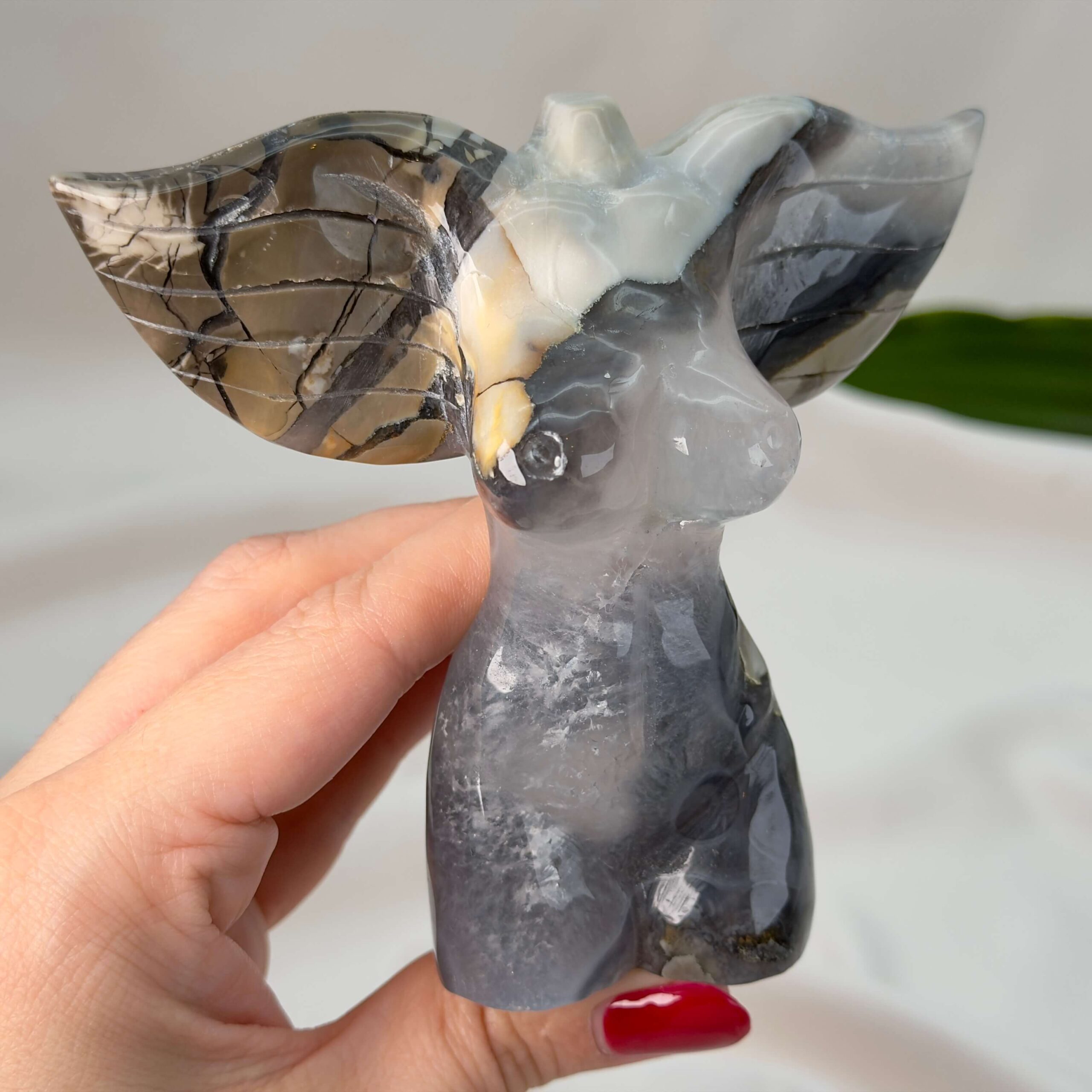 Agat Volcano Kvindekrop krystal sten i hånd på hvid baggrund