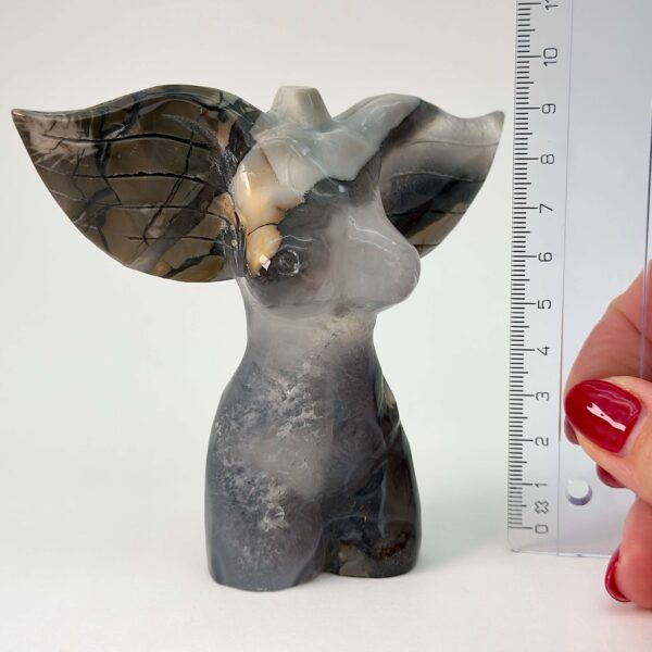 Agat Volcano Kvindekrop krystal sten med lineal på hvid baggrund