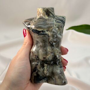 Agat Volcano Mandekrop krystal sten i hånd på hvid baggrund
