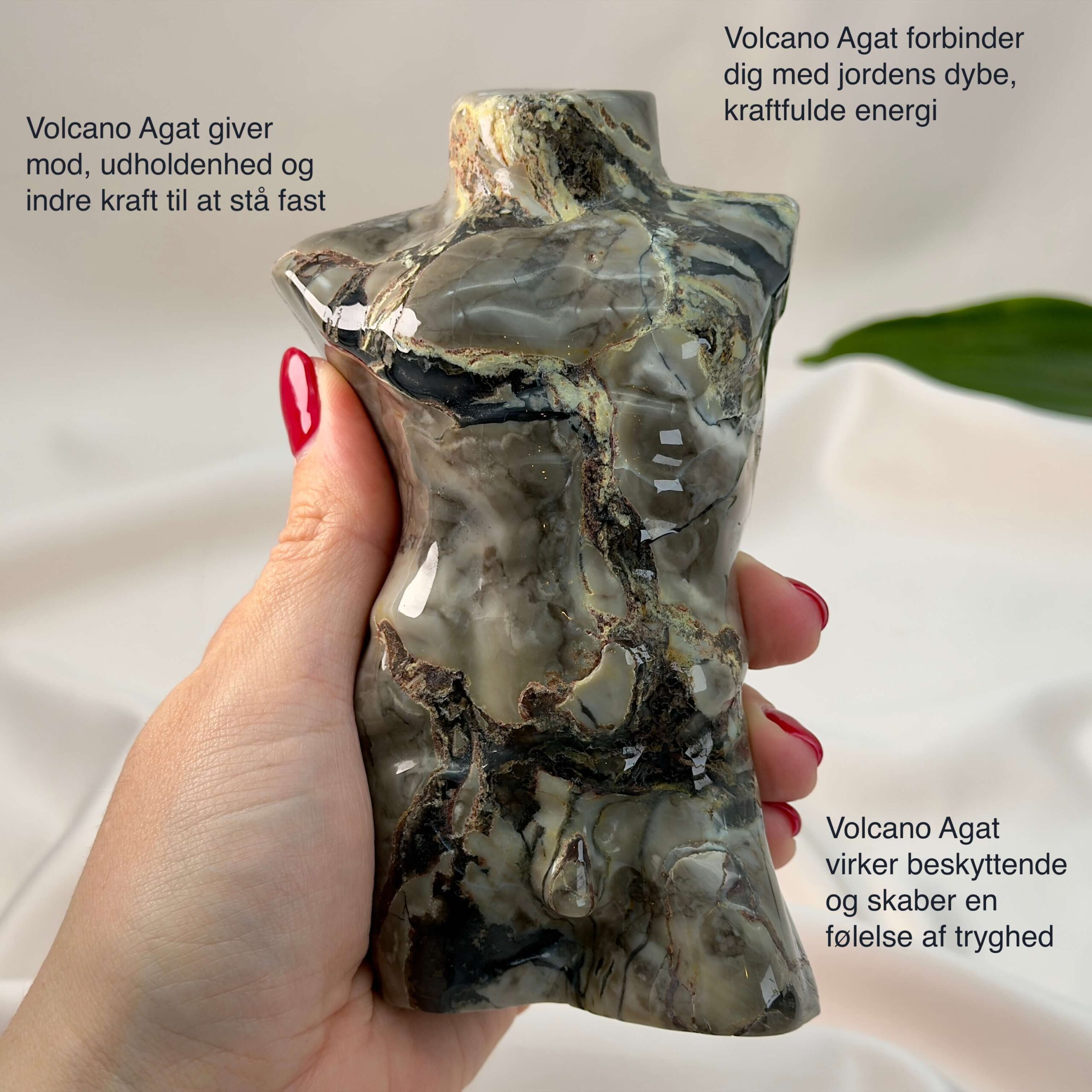 Agat Volcano Mandekrop krystal sten i hånd på hvid baggrund med tags