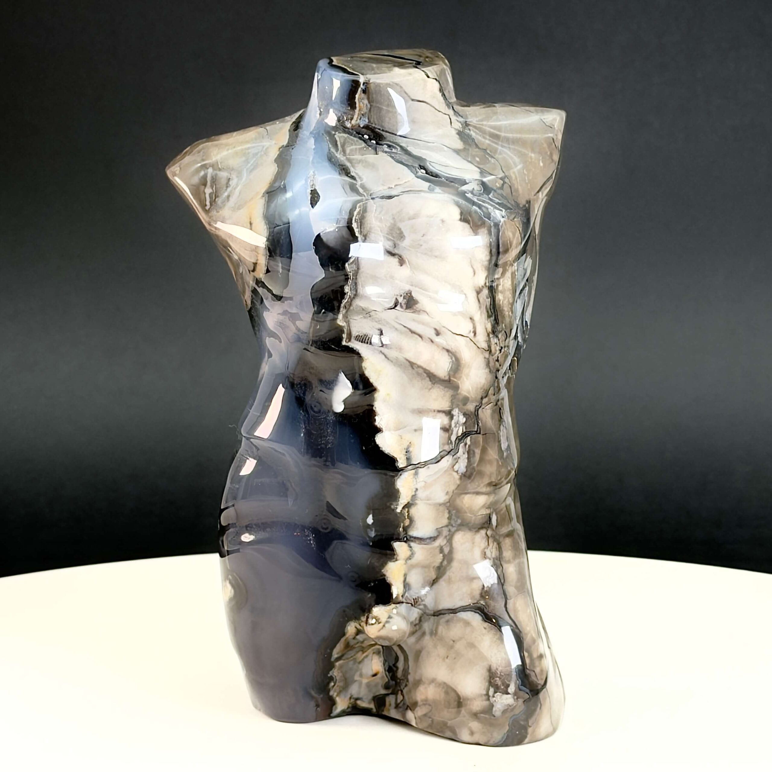 Agat Volcano Mandekrop krystal sten på hvid og sort baggrund