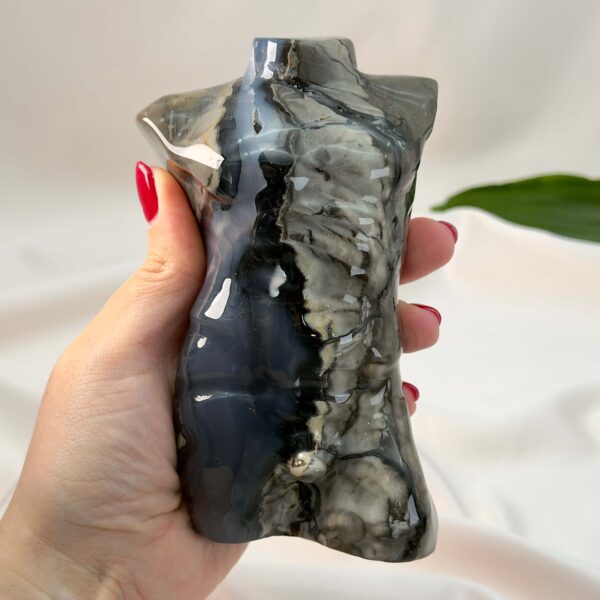 Agat Volcano Mandekrop krystal sten i hånd på hvid baggrund