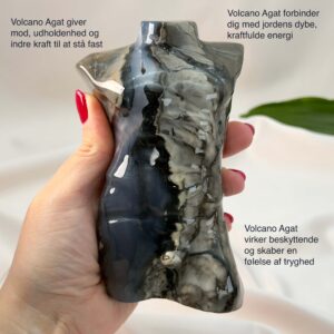 Agat Volcano Mandekrop krystal sten i hånd på hvid baggrund med tags