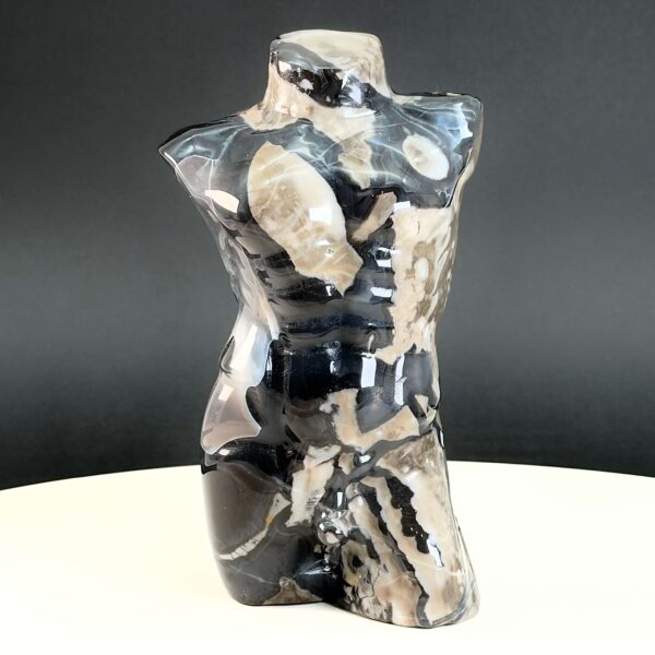 Agat Volcano Mandekrop krystal sten på hvid og sort baggrund