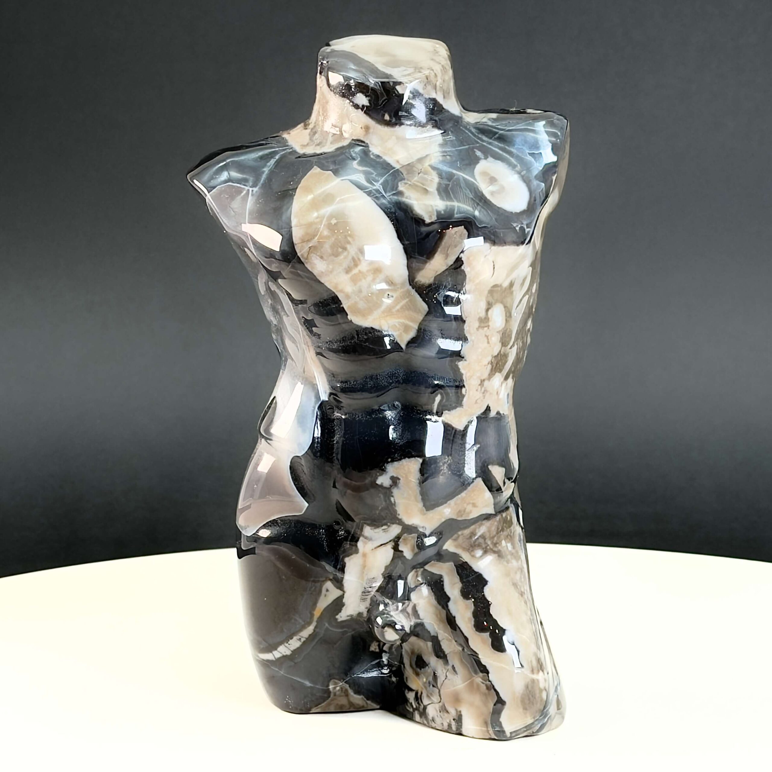 Agat Volcano Mandekrop krystal sten på hvid og sort baggrund