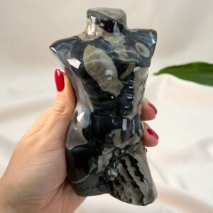 Agat Volcano Mandekrop krystal sten i hånd på hvid baggrund