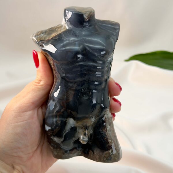 Agat Volcano Mandekrop krystal sten i hånd på hvid baggrund